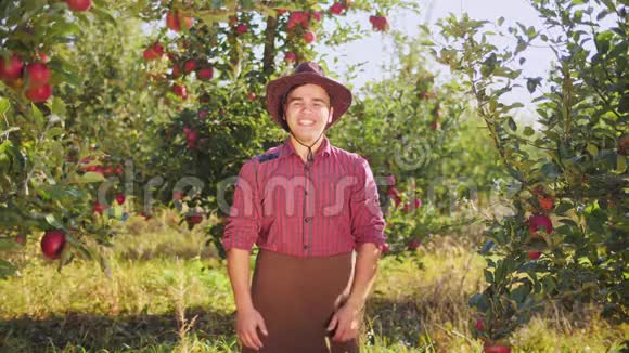 跳舞的农夫在苹果园竖起大拇指视频的预览图
