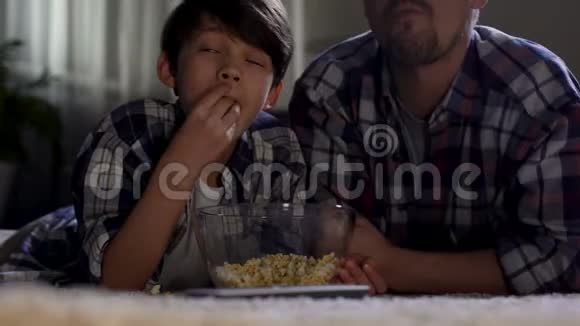 继父和儿子在家看电视直到很晚吃垃圾食品亲密无间视频的预览图