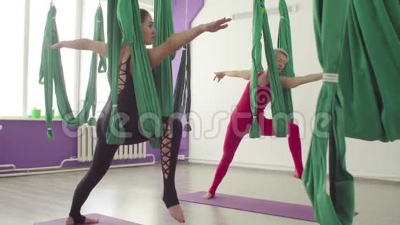 反重力瑜伽女人在吊床上锻炼视频的预览图