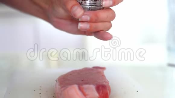 新鲜的生牛肉肉配调味品辣椒盐准备烧烤新鲜生牛肉肉特写视频的预览图