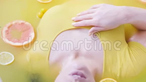 家庭水疗柑橘香气放松浴视频的预览图