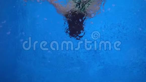 孩子在游泳池里游泳视频的预览图