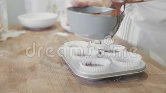 厨师正在往纸杯里放巧克力面团视频的预览图