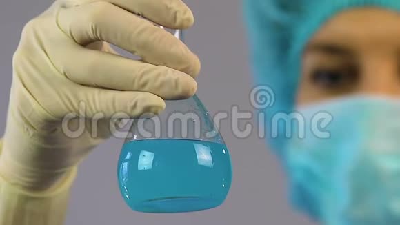 医学研究员手持蓝色液体的试管进行研究视频的预览图