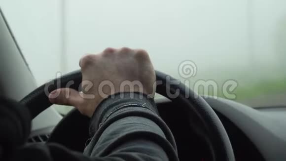 男性手在方向盘上开车的人视频的预览图