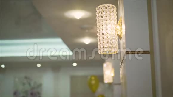 近在当代吊灯的水晶上是一种分枝装饰灯具设计安装在天花板或墙壁上视频的预览图