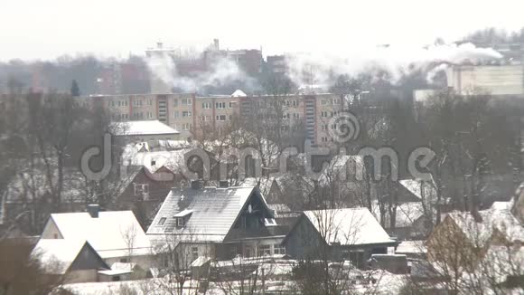 冬天的城市房子从建筑烟囱冒出来的烟空气污染概念视频的预览图