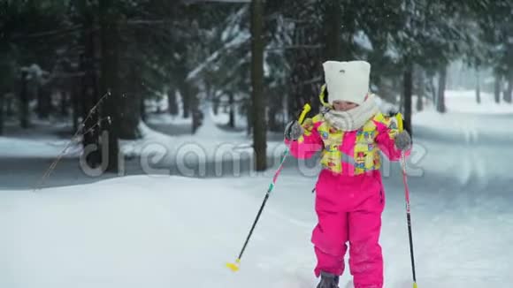 想滑雪的小女孩视频的预览图