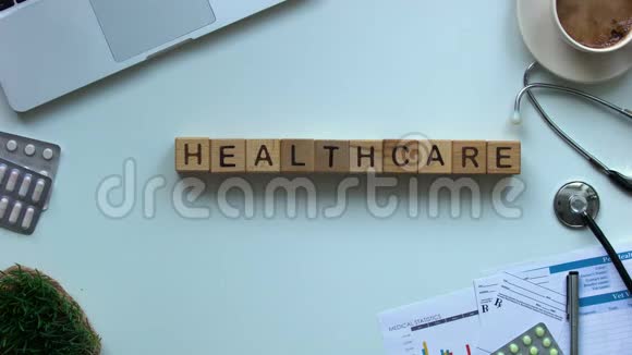 木制立方体的医疗保健心脏病专家手显示玩具心脏诊断视频的预览图