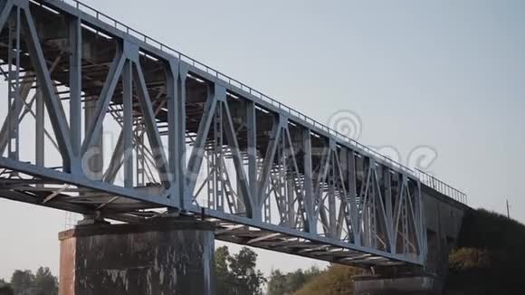 总平面图一座大铁路跨江大桥全景图视频的预览图