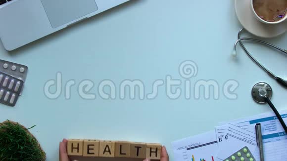 医生在木立方体上宣传健康知识保险和急救医学视频的预览图