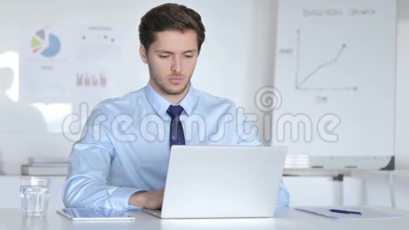 穿着时髦的年轻商人坐在工作中视频的预览图