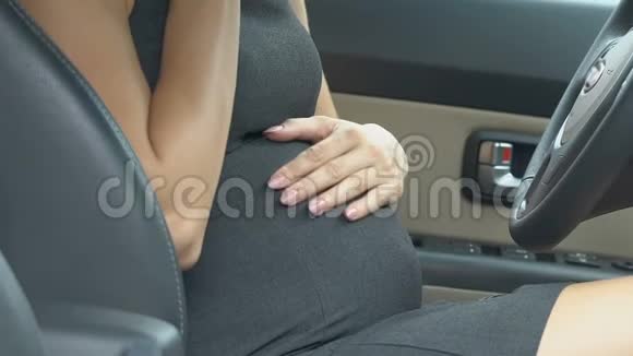 怀孕的女商人打911坐在车里早产视频的预览图