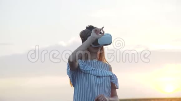 在虚拟现实中偷笑的女孩视频的预览图