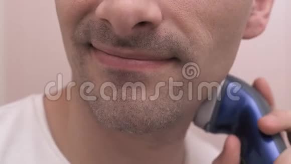 给一个微笑的男人剃刀电动剃须刀视频的预览图