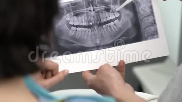 医生在牙科诊所接待病人视频的预览图