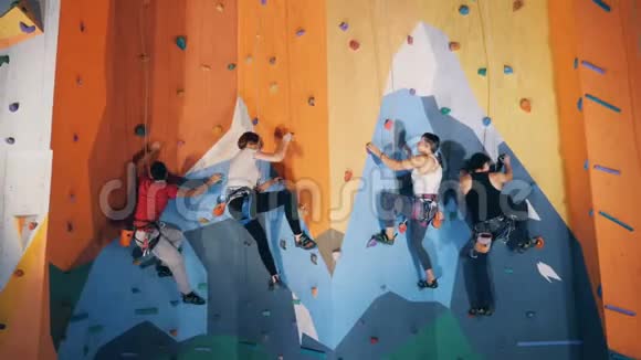 一群人正在一个巨石健身房里爬墙视频的预览图