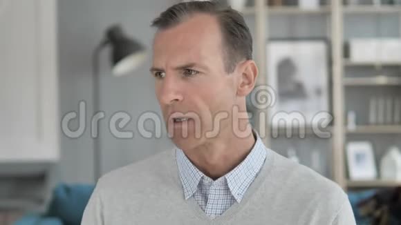 咳嗽病中老人在工作时咳嗽的肖像视频的预览图