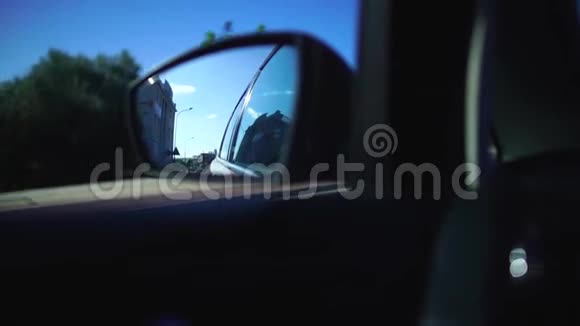 旅游途中在乡间小路旁行驶的汽车的侧镜中反射街道塞浦路斯视频的预览图