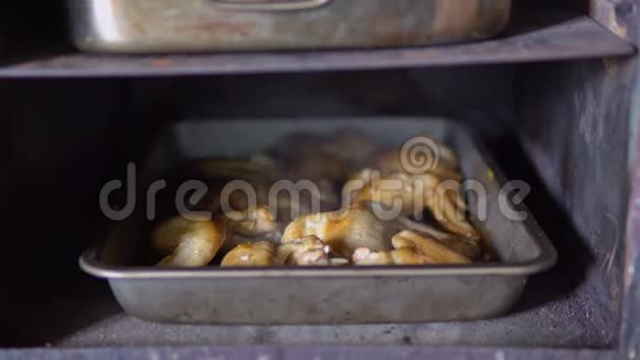 熟鸡肉用土制的烤炉烹制视频的预览图