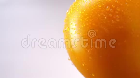 在白色背景上顺时针旋转的橙色番茄的特写半图像视频的预览图