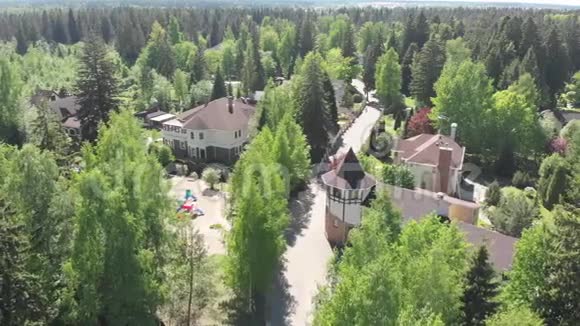 从俄罗斯松林私人住宅建筑高度看风景视频的预览图