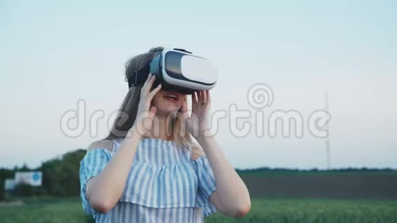 虚拟现实中的漂亮女孩护目镜耳机模仿现场视频的预览图