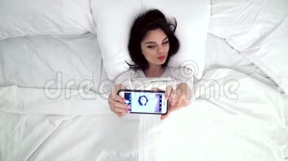 在床上拍手机的美女视频的预览图