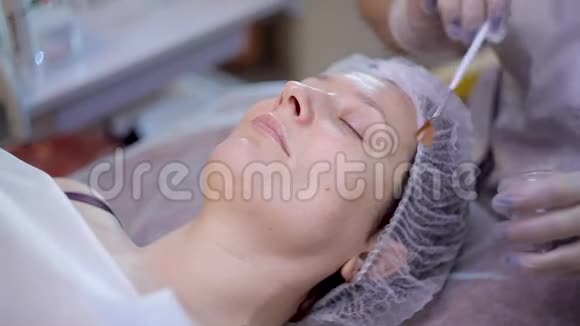 美容院女性面部年轻化的程序视频的预览图