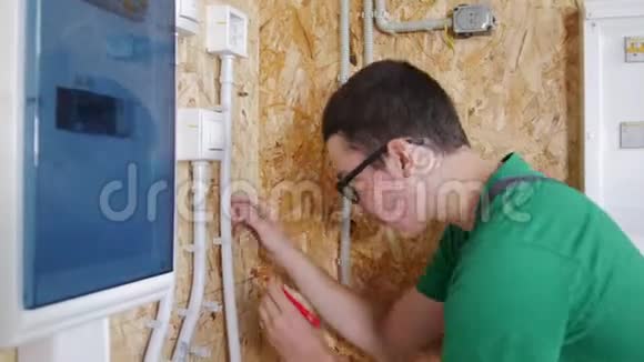 年轻电工在墙上做测量视频的预览图