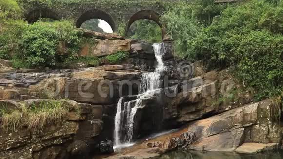斯里兰卡日出时的卡迪扬纳瀑布视频的预览图