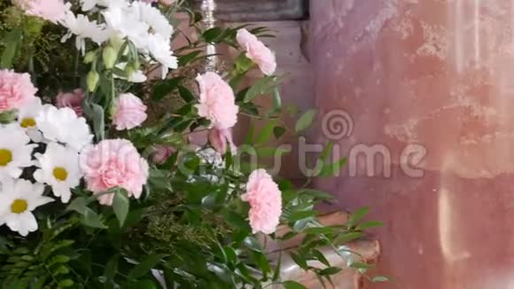 福音教会里有一束雏菊和康乃馨的花视频的预览图