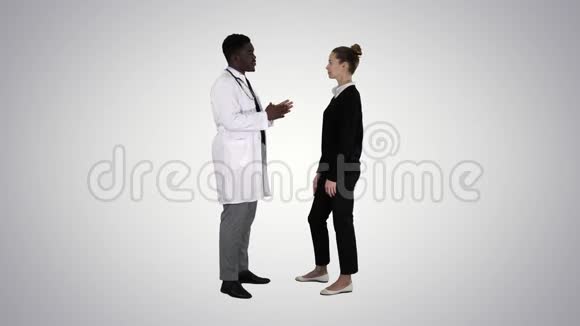 男性医生在梯度背景下为年轻女性提供药物视频的预览图