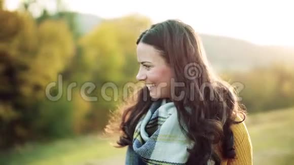 秋天大自然中行走的美丽年轻女子慢动作视频的预览图