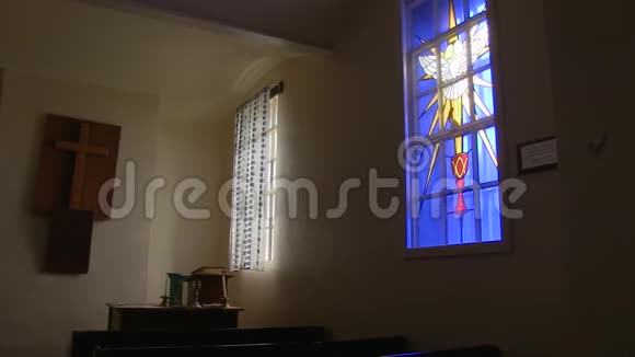 教堂内部和窗户视频的预览图