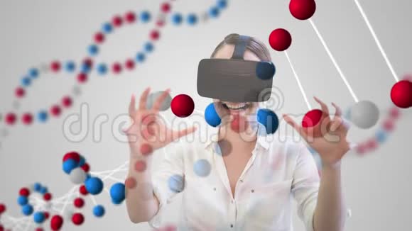 女人用带有DNA的VR耳机视频的预览图