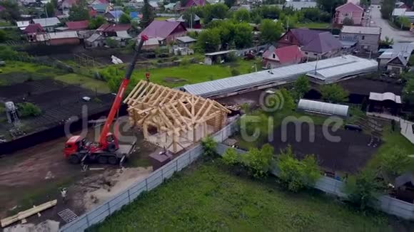 有新房子的乡村小镇的俯视图剪辑在建的新木屋在背景全景中脱颖而出视频的预览图
