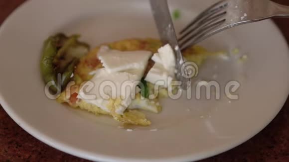 刀叉夹着煎蛋卷和奶酪视频的预览图