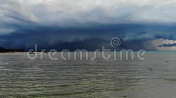 波涛汹涌的海面上乌云密布在苏梅岛附近的雨季厚厚的蓝云漂浮在海面上视频的预览图