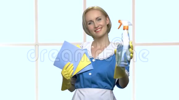 清洁女士拿着喷雾瓶和抹布视频的预览图