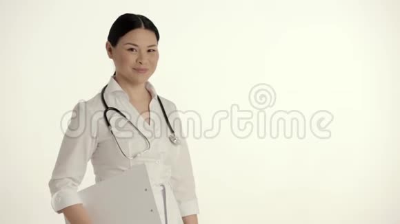 白色背景微笑和拇指的亚洲护士视频的预览图