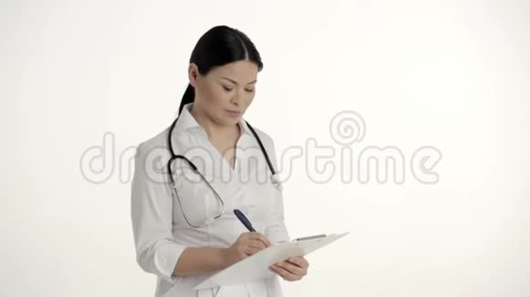 白色背景微笑和拇指的亚洲护士视频的预览图