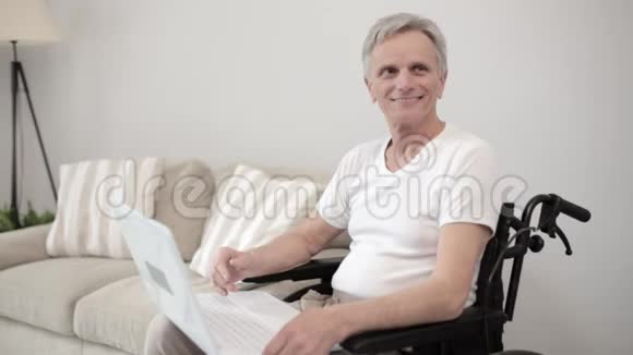 坐轮椅的残疾人在医院使用笔记本电脑视频的预览图