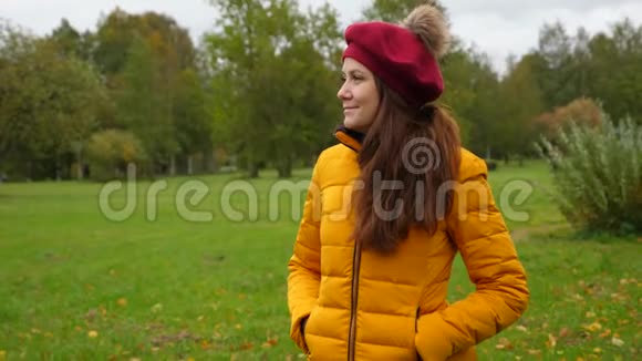 秋天公园红色法国贝雷帽滑稽女子画像视频的预览图