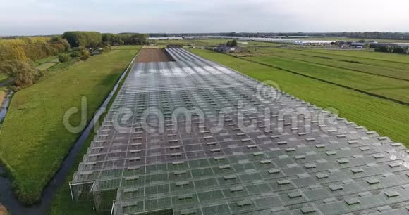 荷兰农业领域玻璃屋航空拍摄视频的预览图