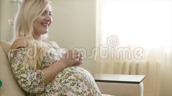美丽的年轻孕妇微笑视频的预览图