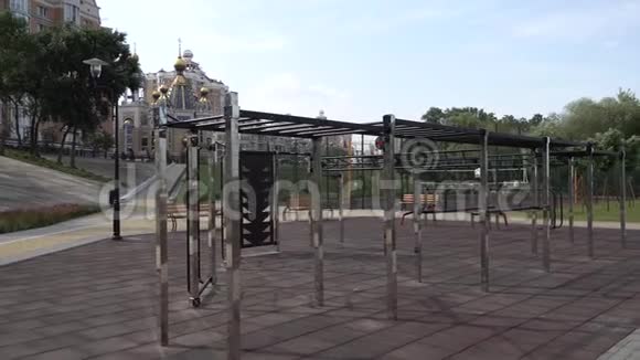 街道锻炼运动场的景观体育训练公共区域视频的预览图
