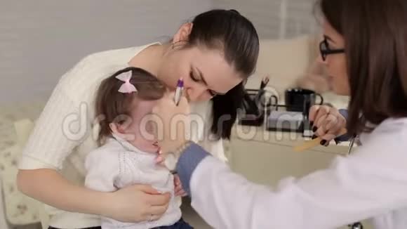 一个孩子和她的母亲在医生约会视频的预览图