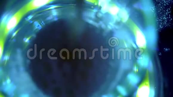 一杯啤酒的特写镜头在缓慢的运动中泡沫视频的预览图