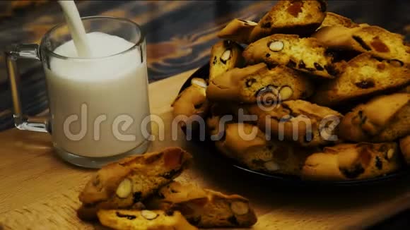 美味的意大利饼干和一杯牛奶视频的预览图